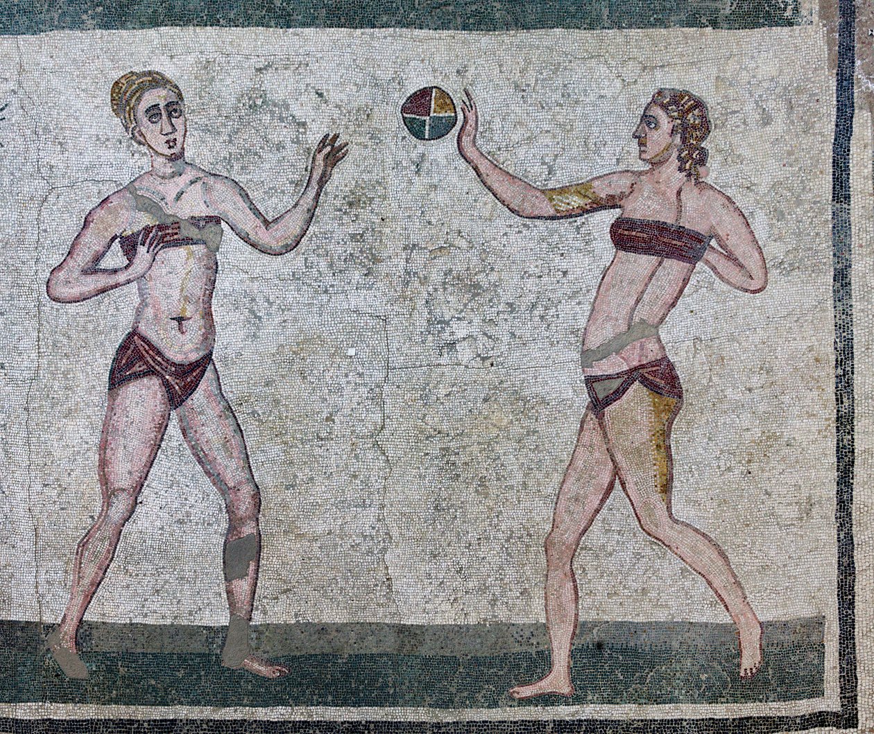 Habitación de las chicas que representan a los atletas que participan en una competición de atletismo llevando un bañador de dos piezas (mosaico) de Roman