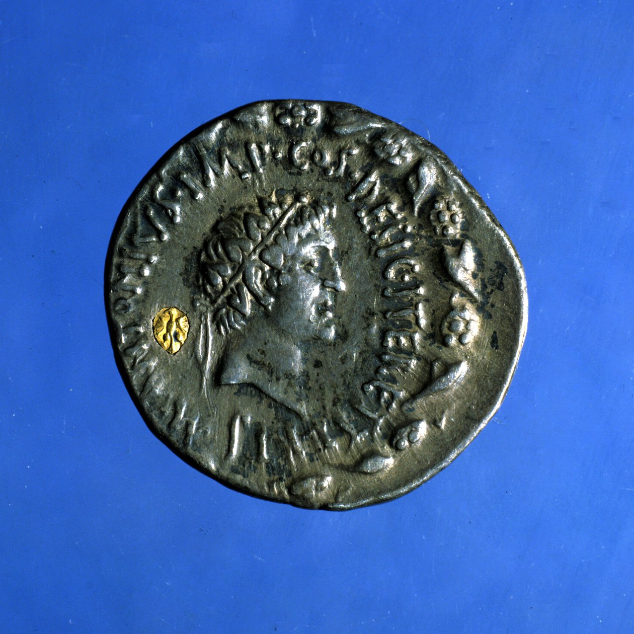 Moneda de plata y oro con la efigie de Antonio o Marco Antonio (83 a.C. - 30 a.C.), político romano que reinó con Cleopatra. de Roman