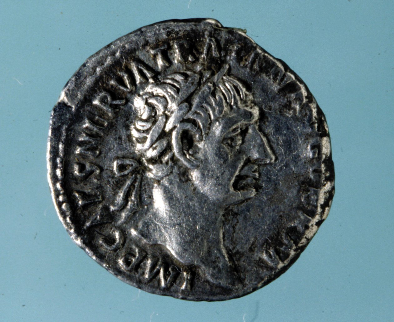 Moneda de plata con la efigie del emperador romano Nerva (26 - 98) de Roman