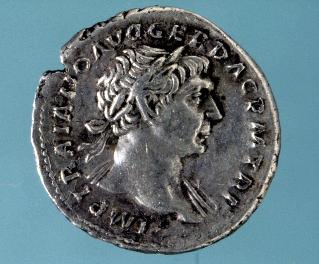 Moneda de plata con la efigie del emperador romano Trajano (53 - 117). Colección del medagliere de Milán de Roman