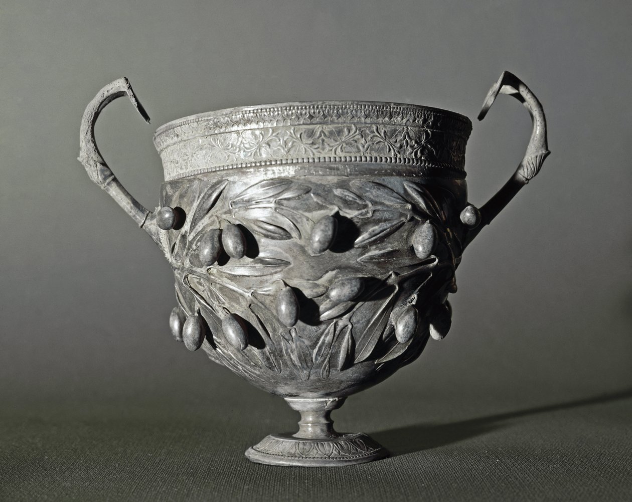 Kantharos de plata con rama de olivo de Roman