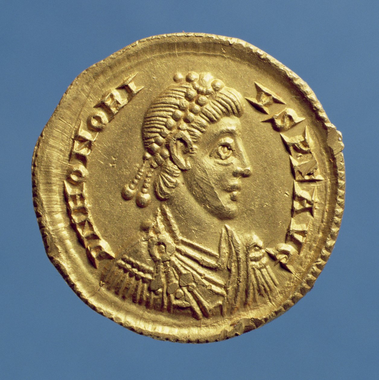 Solidus (anverso) de Honorio (393-432) con vestiduras, coraza, y diadema. Inscripción: D N HONORIVS P F AVG de Roman