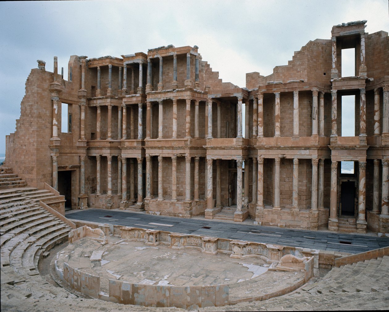 Escenario del teatro romano, siglos II-III de Roman