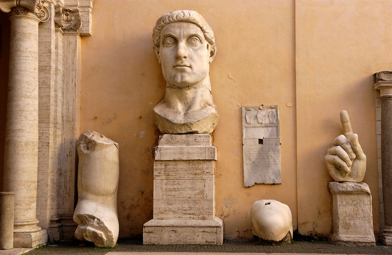 El patio del Palacio de los Conservadores en los Museos Capitolinos: fragmentos de la estatua colosal de Constantino (mármol) de Roman