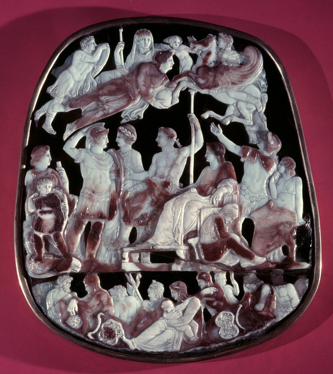 El gran camafeo de la Santa Capilla o Camafeo de la Apoteosis de Augusto: se representan 24 figuras, incluyendo al emperador romano Augusto (en el centro), César Germánico, Tiberio, Nerón, Calígula y Livia Drusila Augusta (58 a.C.). En la parte superior de Roman