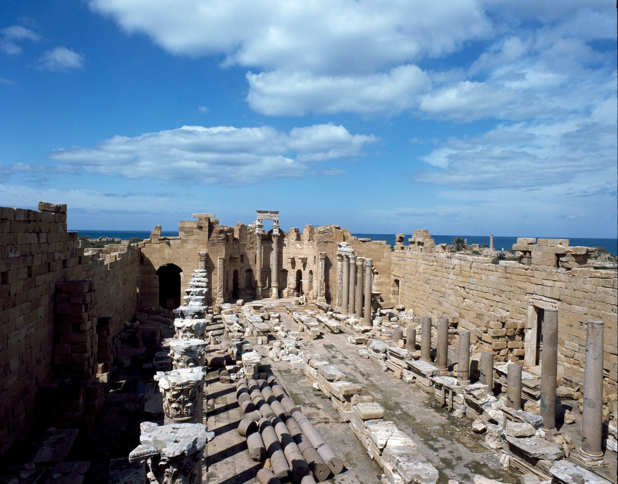 Vista de la Basílica, construida como un tribunal de justicia, siglo III de Roman