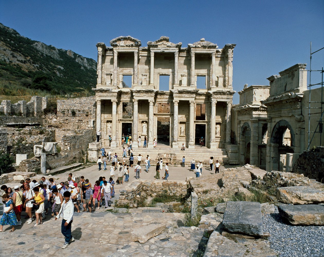 Vista de la biblioteca de Celso, construida en 117 (detalle) de Roman