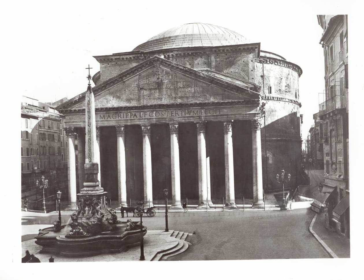 Vista del Panteón y el obelisco egipcio en la Piazza della Rotonda de Roman