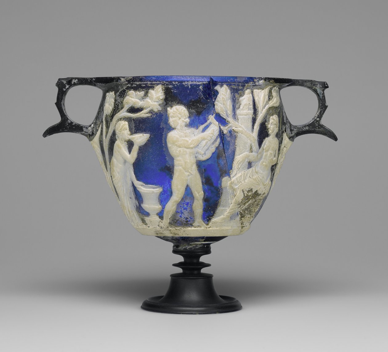 Skyphos de vidrio camafeo, c.1 AD de Roman Imperial Period