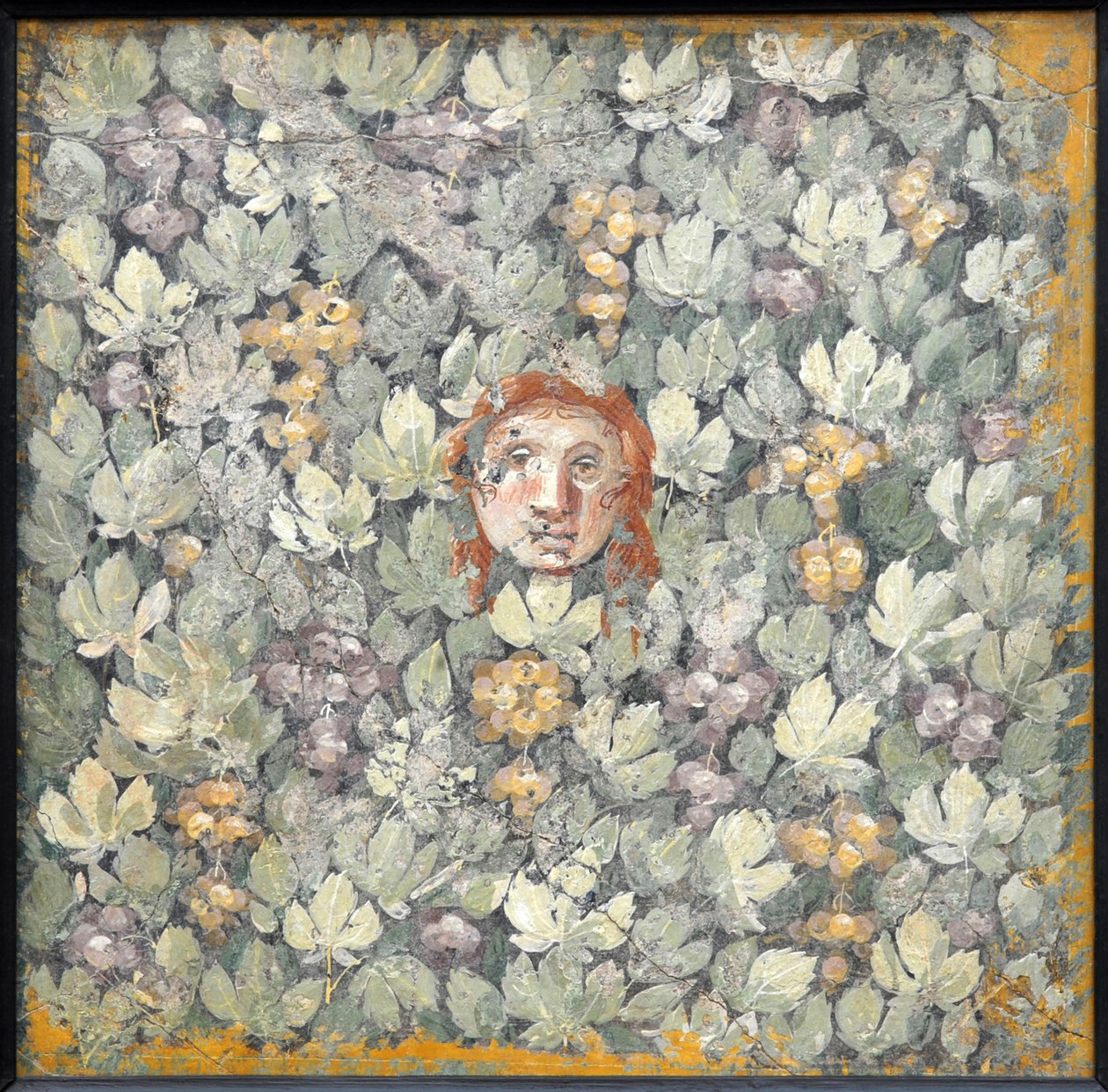 Máscara en hojas de vid y racimos de uvas, 1ra mitad del siglo I d.C. de Roman Pompeian wall painting.