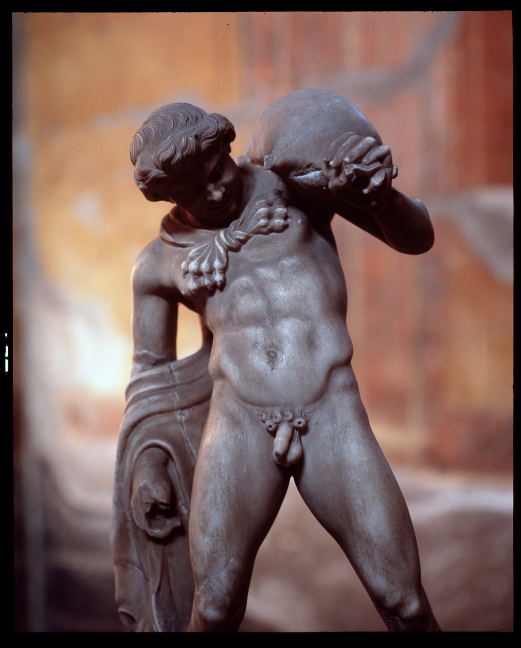Un sátiro con un odre de vino. Escultura en la Casa dei Cervi, siglo V a.C.-siglo I d.C. de Roman Roman