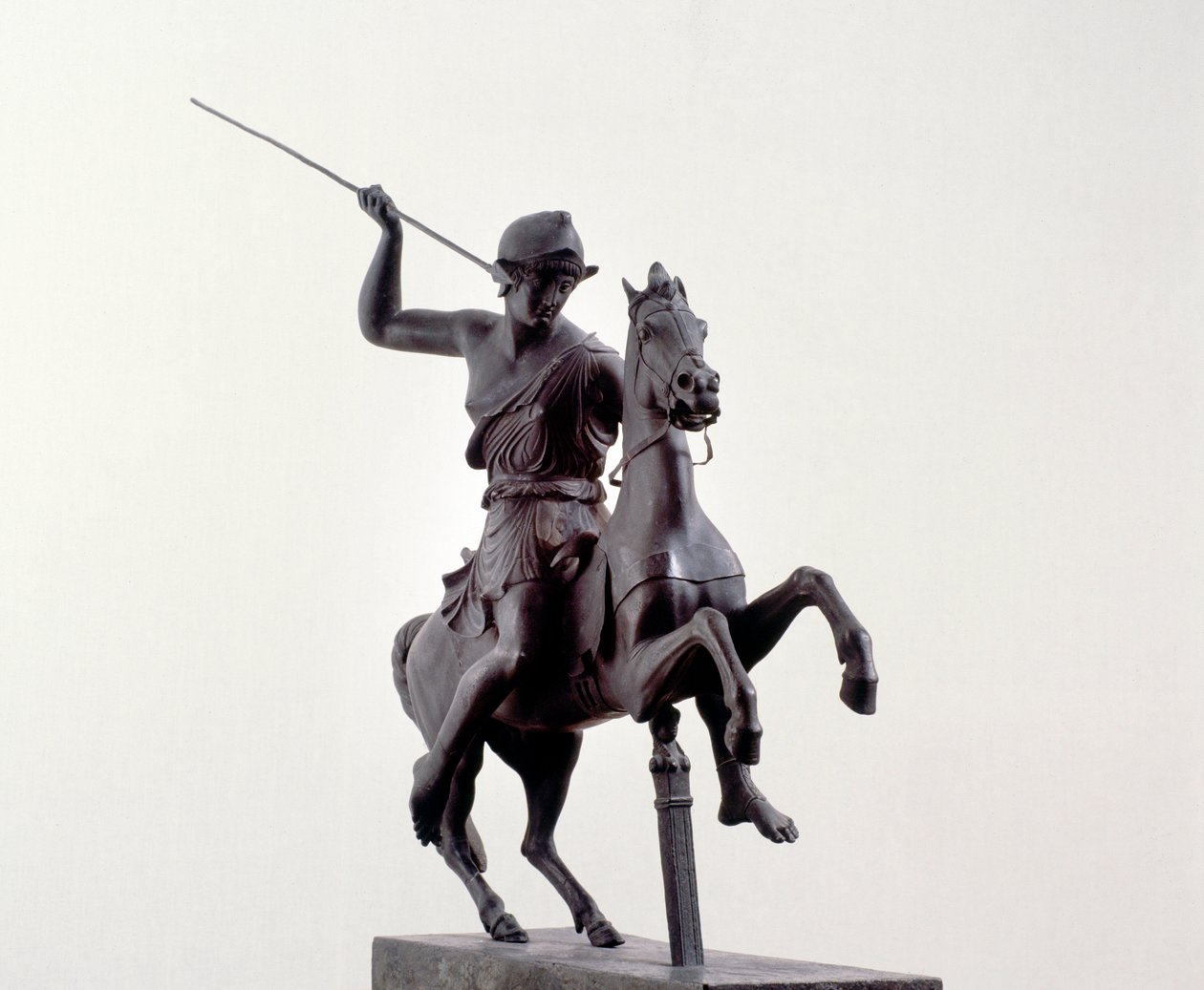 Amazona a caballo (escultura de bronce después de un original griego del siglo III a.C.) de Roman Roman