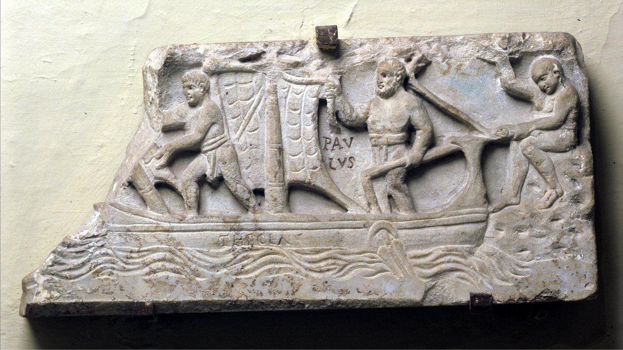 Cubierta de un sarcófago con una representación simbólica de un barco llamado Thecla: San Pablo sostiene el timón y maneja la vela de Roman Roman