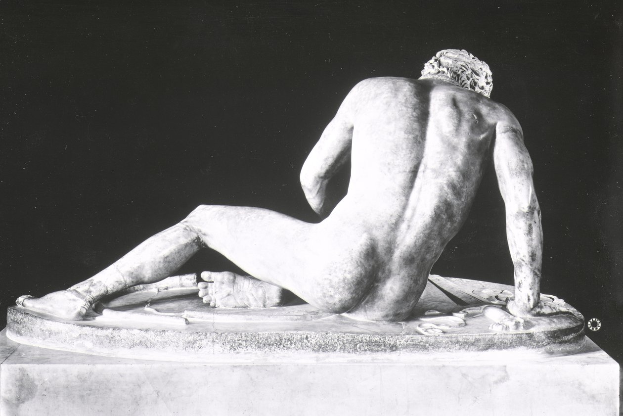 Galo moribundo, copia de un original griego de c.230-220 a.C. por Epigonos (vista trasera) de Roman Roman