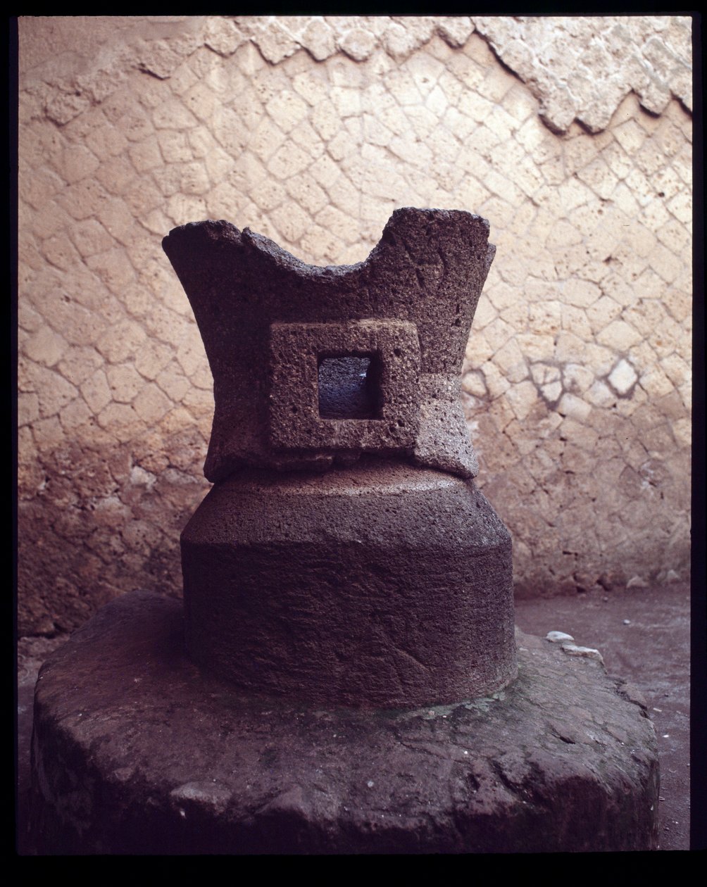 Piedra de molino del Pistrinum (panadería), siglo V a.C.-siglo I d.C. de Roman Roman