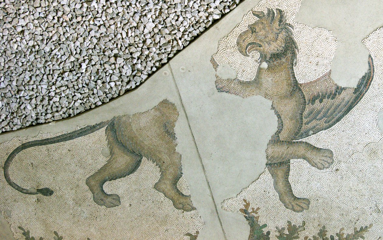 Mosaico que representa un León Grifo, Bazar Arasta, Mezquita del Sultán Ahmet, Estambul de Roman Roman