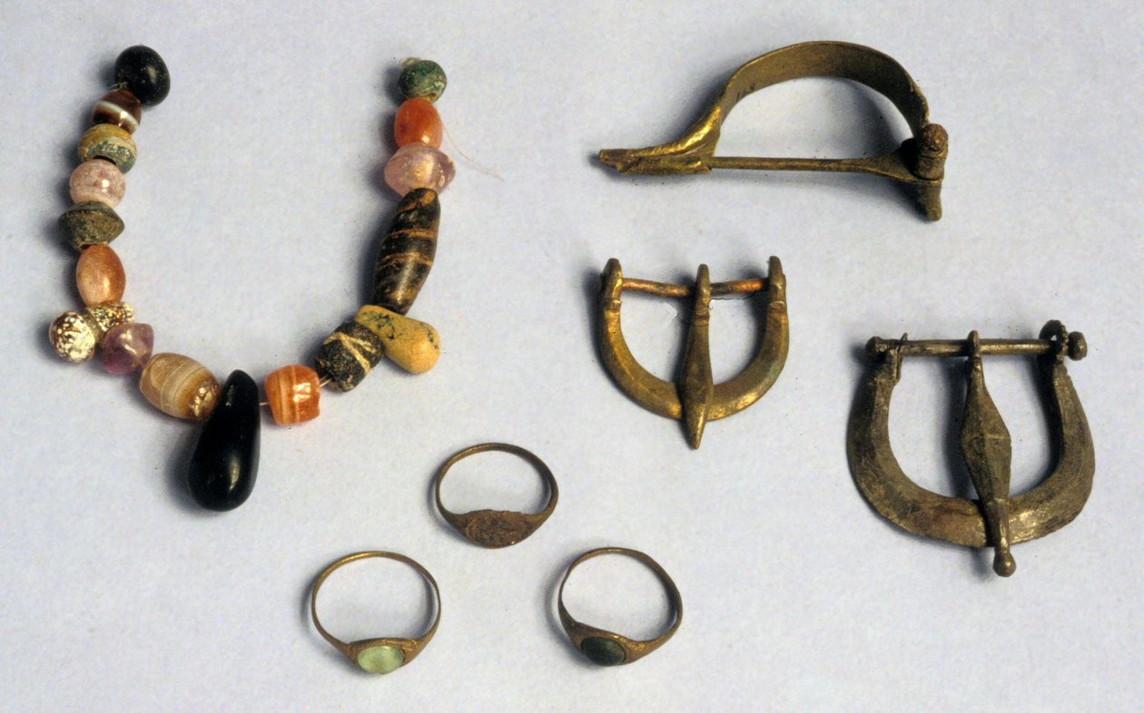 Anillos, hebillas y fíbulas, Masada (técnica mixta) de Roman Roman