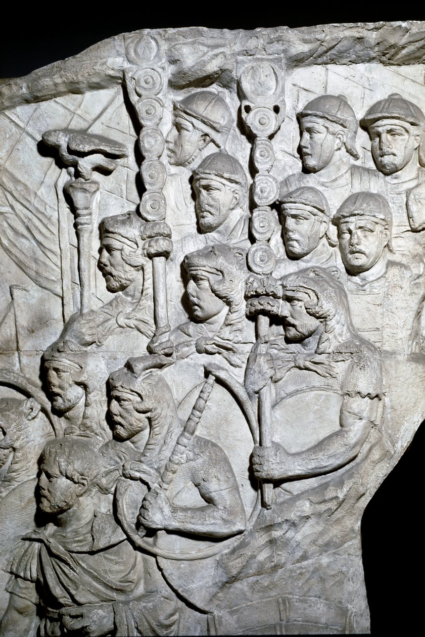 Arte romano: guerreros llevando Vexillum (estandartes romanos). Molde de 1862 reproduciendo los bajorrelieves de la columna de Trajano en Roma construida durante el reinado del emperador Trajano (53-117) de Roman Roman