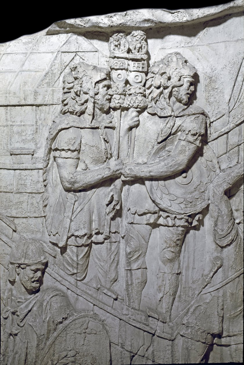 Arte romano: Guerreros portando el águila romana (Aquiliferes). Molde de 1862 reproduciendo los bajorrelieves de la columna de Trajano en Roma construida durante el reinado del emperador Trajano (53-117) de Roman Roman
