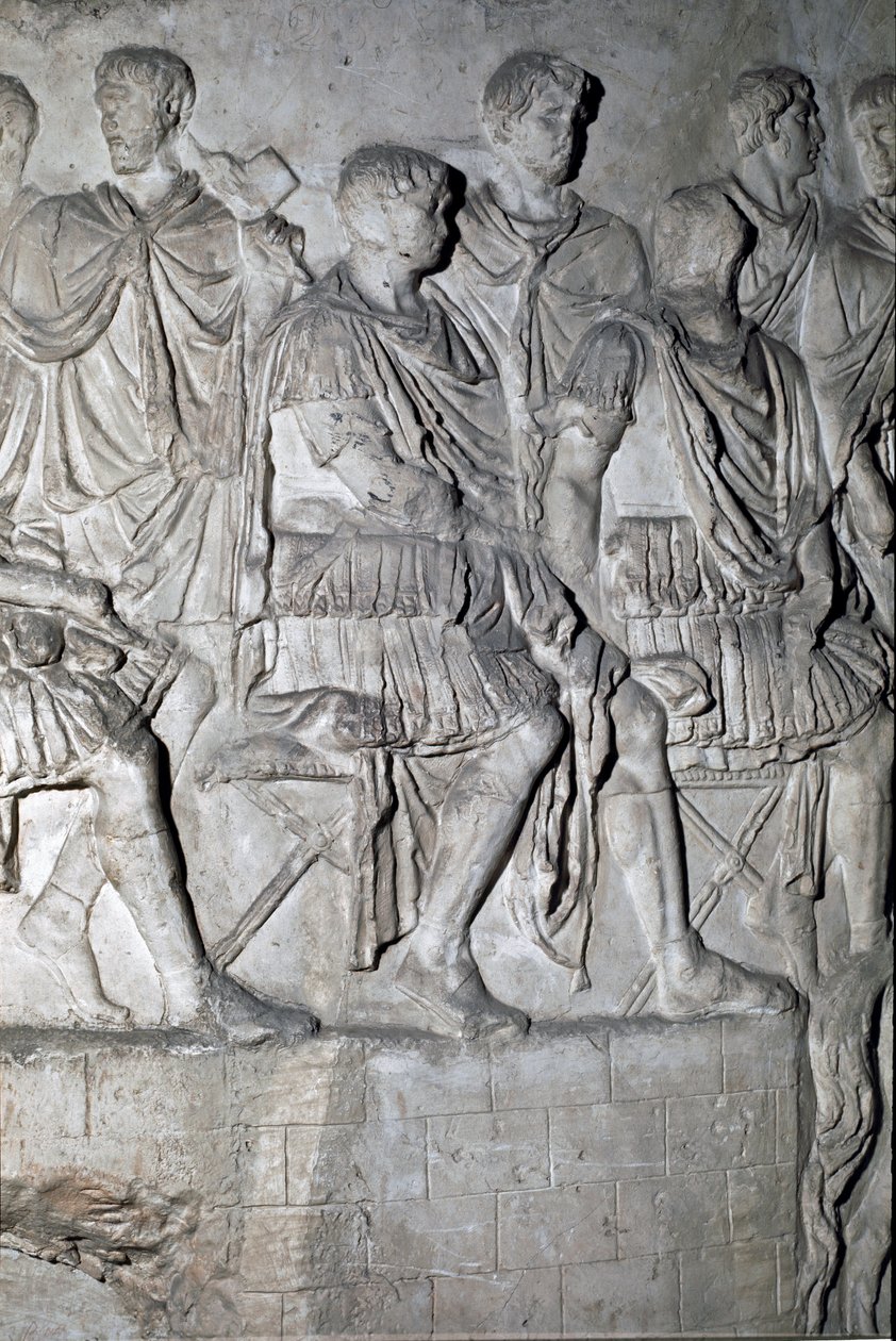 Arte romano: “el emperador romano Trajano en la tribuna celebrando un consejo de guerra” Molde de 1862 que reproduce los bajorrelieves de la columna de Trajano en Roma construida durante el reinado del emperador Trajano de Roman Roman