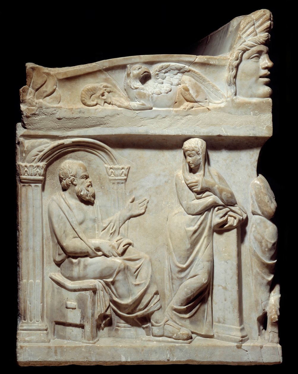 Antigüedad romana: Sarcófago de las Musas. Este sarcófago está adornado con la representación de las nueve musas y, en los lados pequeños, retratos del filósofo Sócrates y el poeta Hesíodo. Aquí, Sócrates (469-399 a.C.), filósofo griego, con su m de Roman Roman