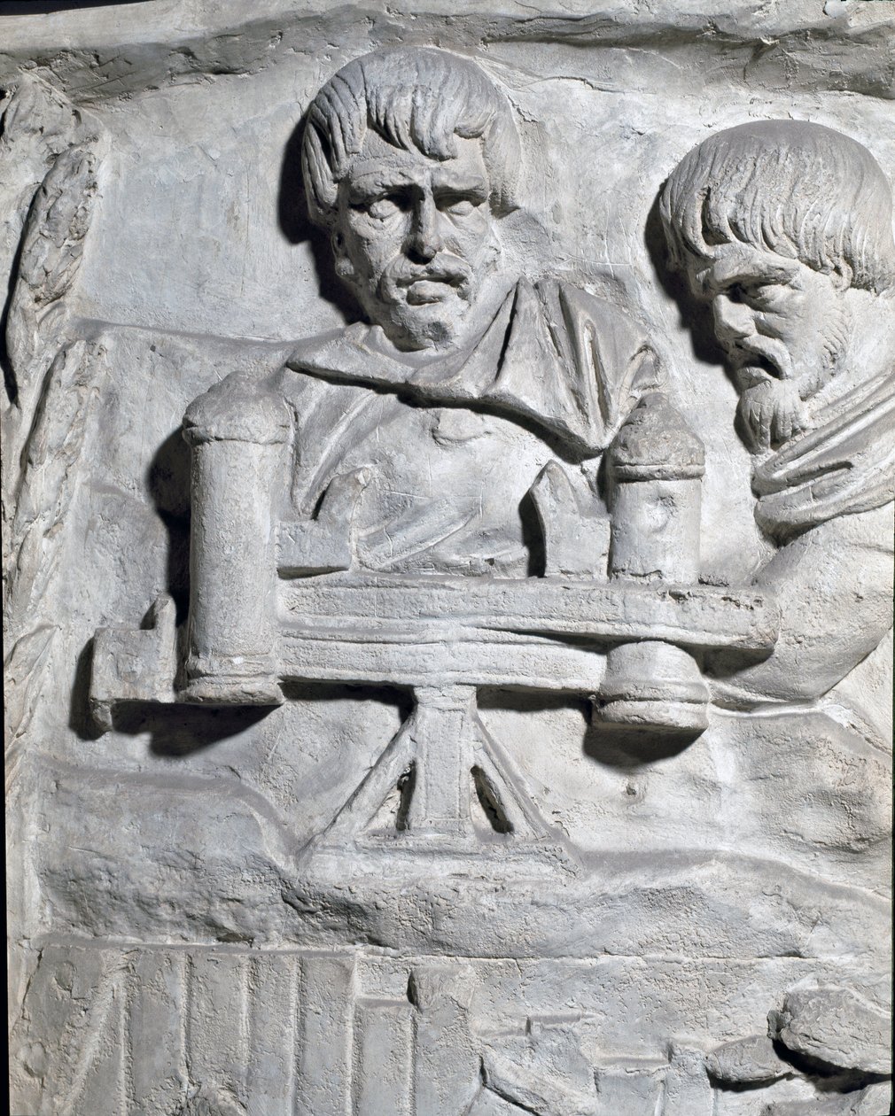 Arte romano: soldados romanos cerca de una catapulta utilizada durante la primera guerra en Dacia. Molde de 1862 reproduciendo los bajorrelieves de la columna de Trajano en Roma construida durante el reinado del emperador Trajano (53-117) de Roman Roman