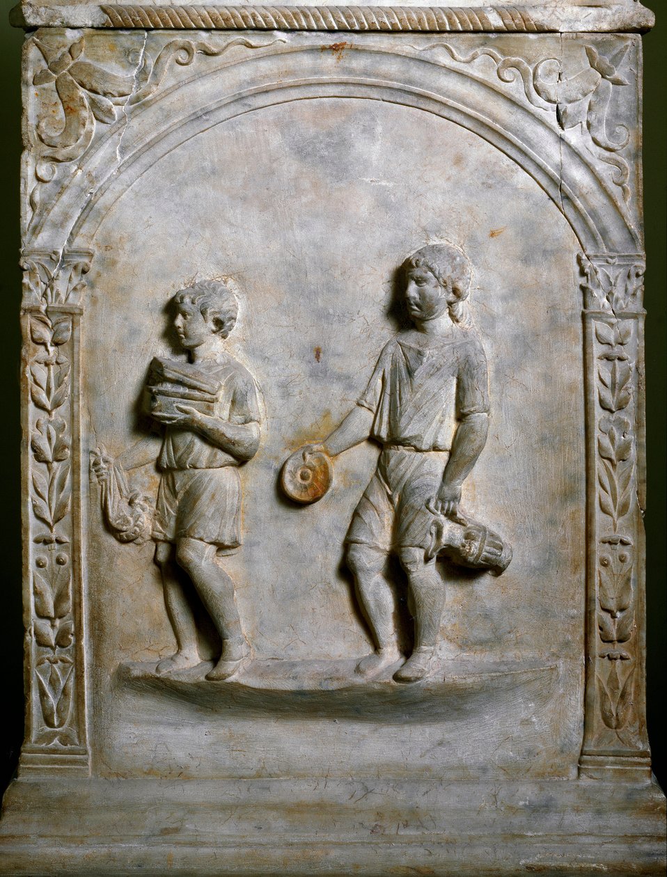 Arte romano: altar funerario que representa a dos sirvientes llevando objetos para el sacrificio. Bajo relieve. Roma, Museo Nacional Romano de Roman Roman