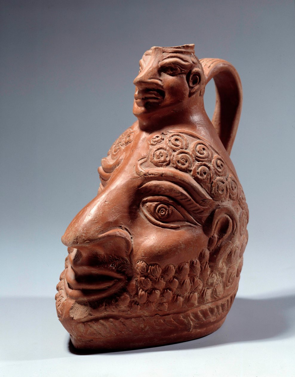 Arte romano: jarrón de terracota en forma de doble cabeza. París, Museo del Louvre de Roman Roman
