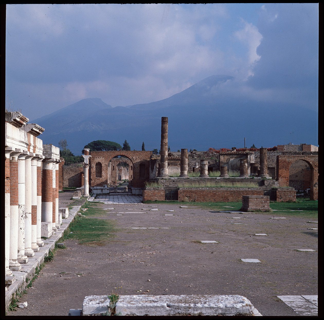 Arte romano: vista del foro, sitio arqueológico de Pompeya (siglo I a.C.-siglo I d.C.) Italia de Roman Roman