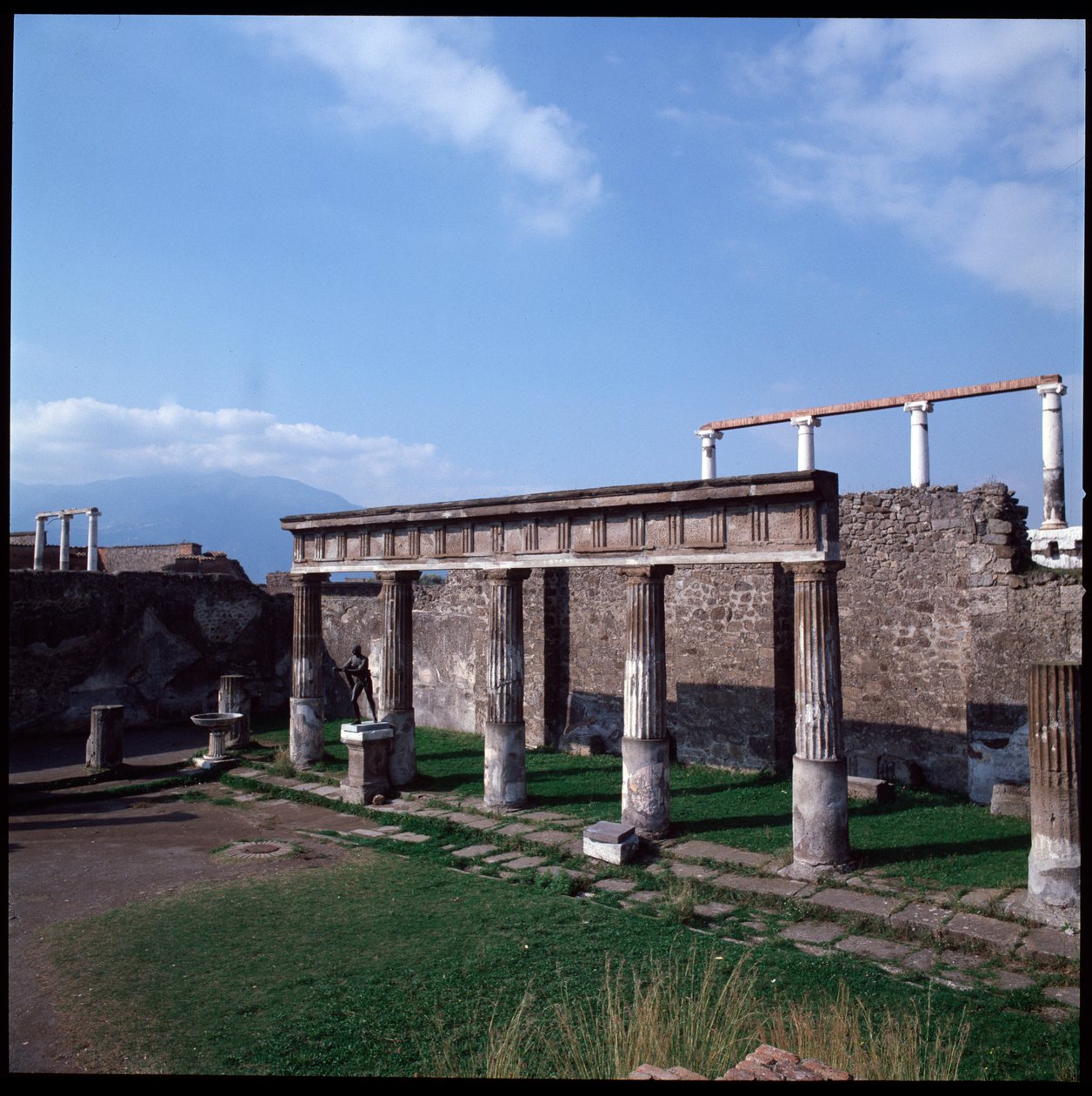 Arte romano: vista del templo de Apolo en el sitio arqueológico de Pompeya (siglo IV a.C.-siglo II a.C.) Italia de Roman Roman