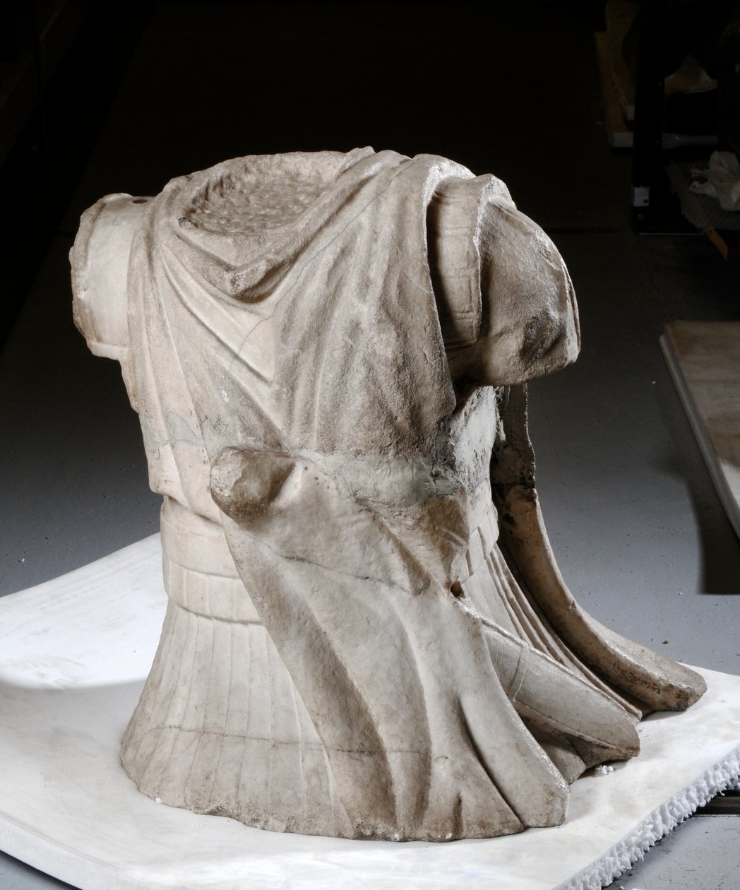 Torso esculpido de un jinete con capa pesada desgastada de Roman Roman
