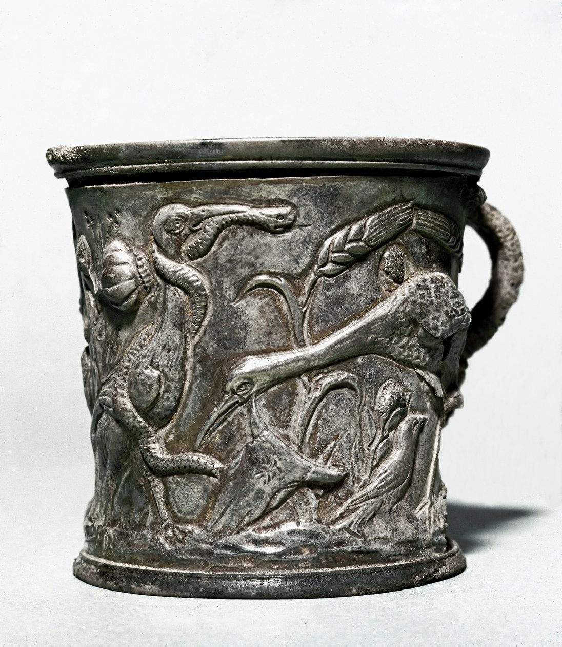 Copa de plata con pájaros y trigo de Roman Roman