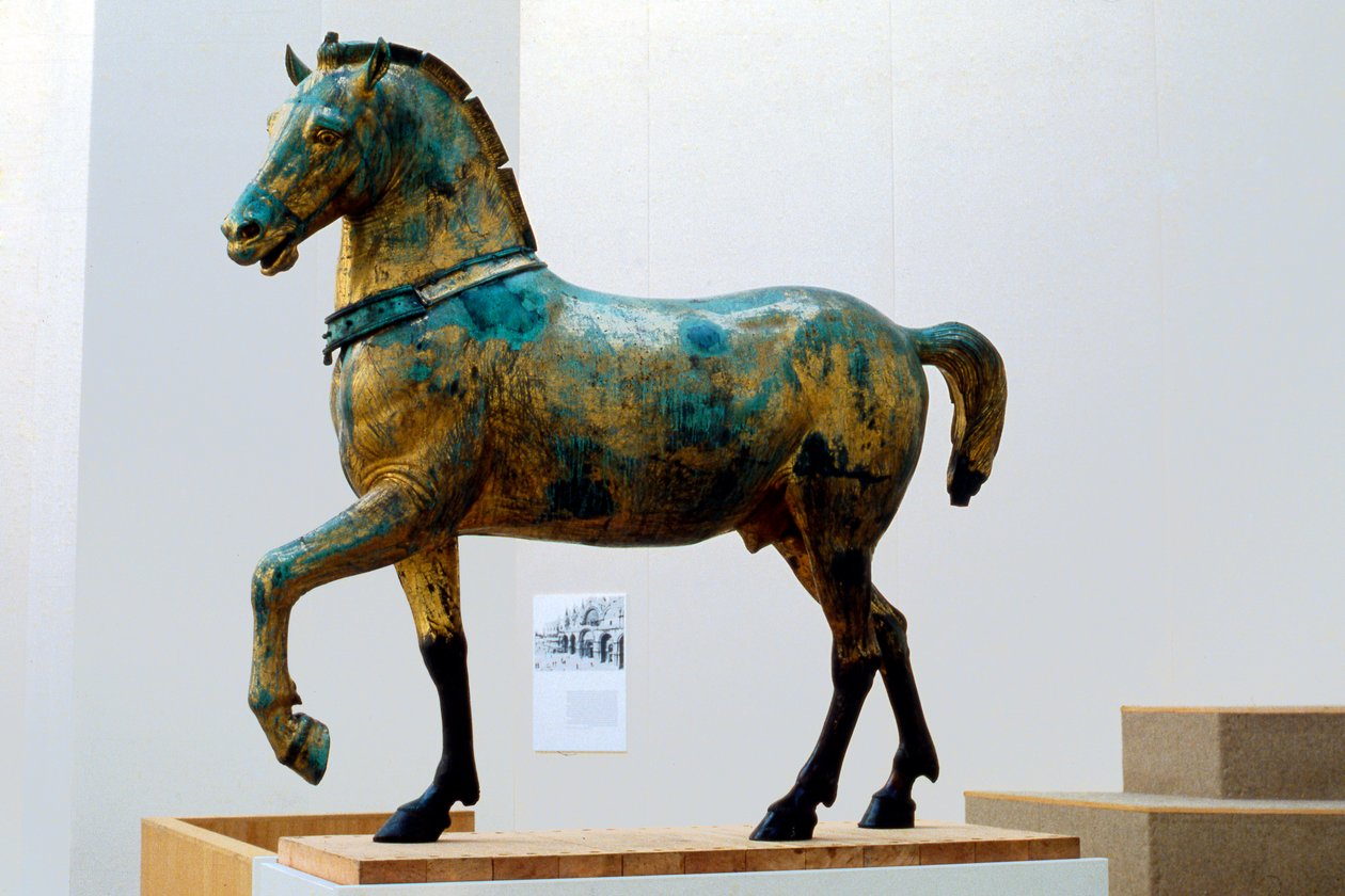 Estatua de uno de los cuatro caballos de cuadriga triunfal de San Marco (bronce) de Roman Roman