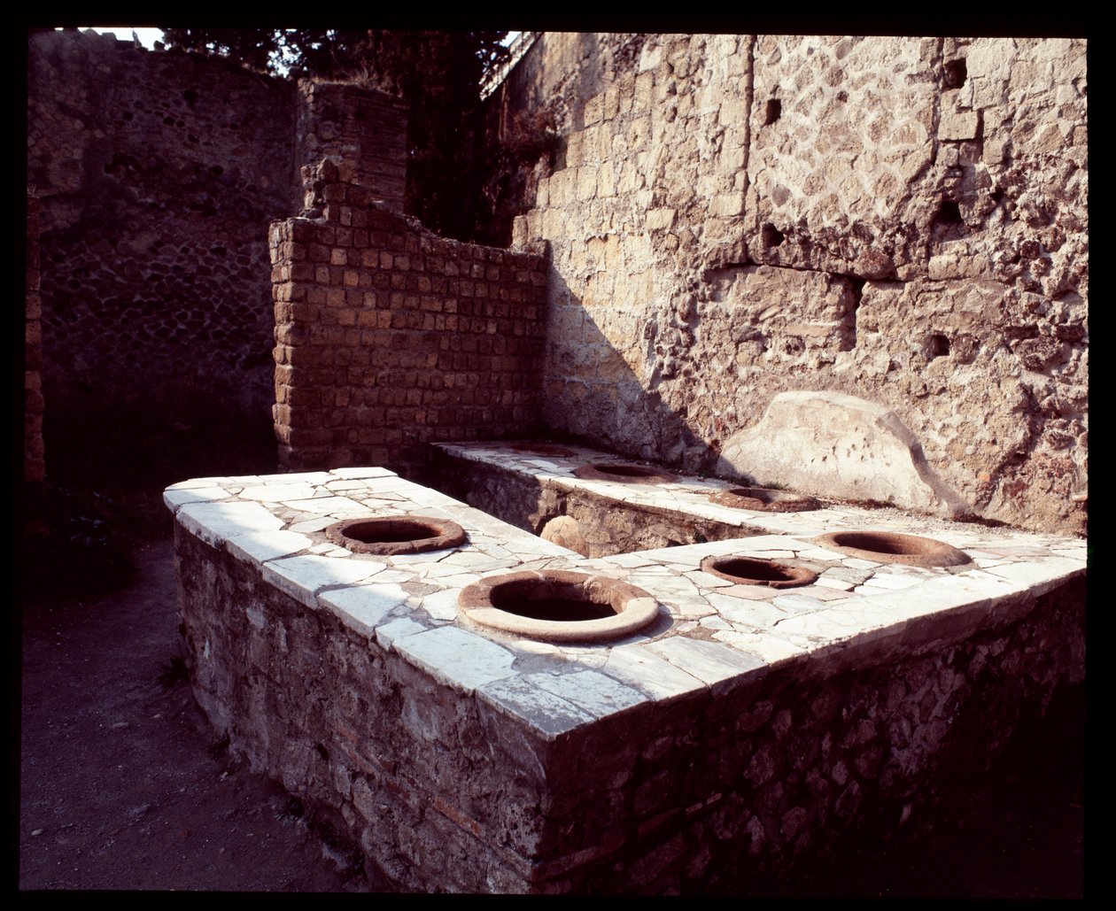 Mostrador de mármol del termopolio de Roman Roman