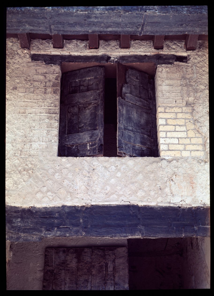 Vista de una ventana carbonizada de una casa del pórtico del decumanus maximus, siglo V a.C.-siglo I d.C. de Roman Roman