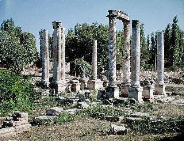Vista de los propileos o puerta monumental de Roman Roman