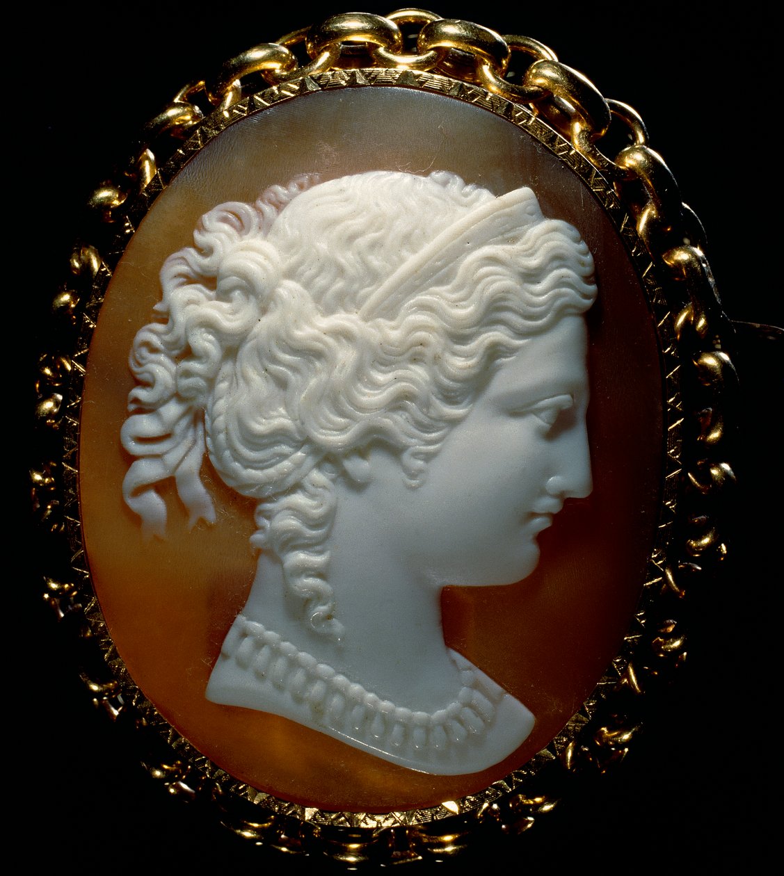 Retrato de un perfil femenino; camafeo en sardónica, engastado en oro de Roman School