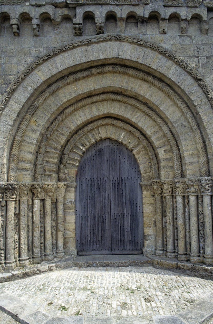Iglesia del siglo XII con una bonita fachada Poitevine (estilo románico). Chaize-Giraud en Vendée (85) de Romanesque