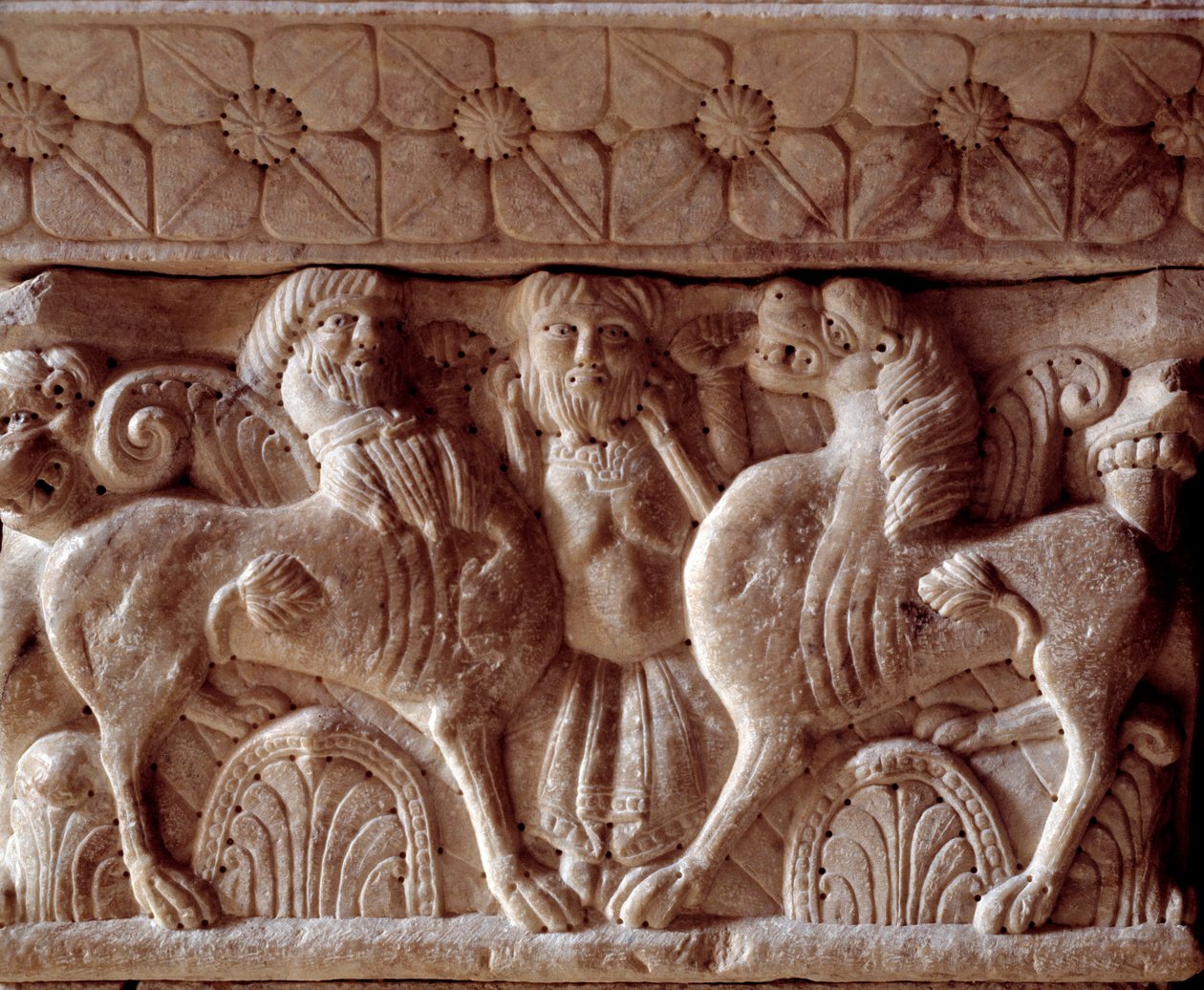 Un centauro y un león, capitel tallado en la tribuna del Priorato de Romanesque