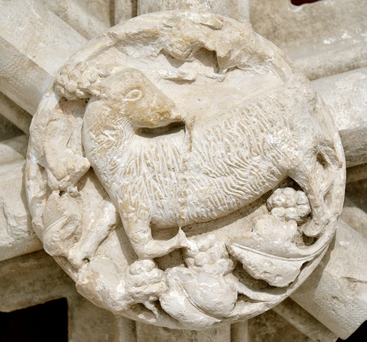 Un cordero, detalle de la bóveda de la capilla de San Lorenzo, desaparecida durante varios años y originalmente ubicada sobre la abadía cisterciense de Fontenay de Romanesque