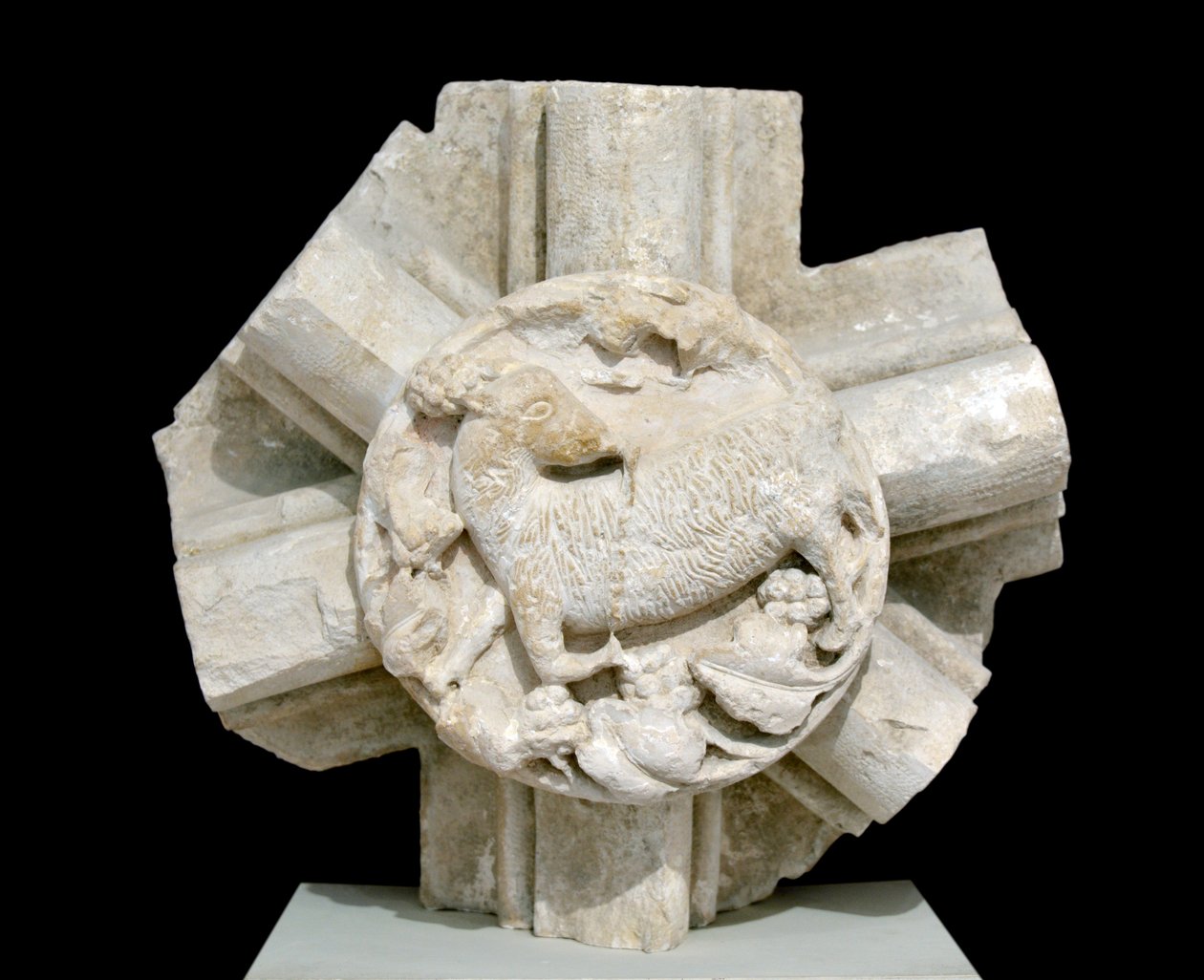 Un cordero, bóveda de la Capilla de San Lorenzo, desaparecida durante varios años y originalmente ubicada sobre la Abadía Cisterciense de Fontenay (Borgoña, Francia: clave de bóveda que representa un cordero) de Romanesque