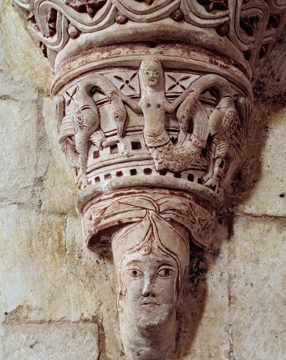Una sirena, capitel tallado del presbiterio de Romanesque