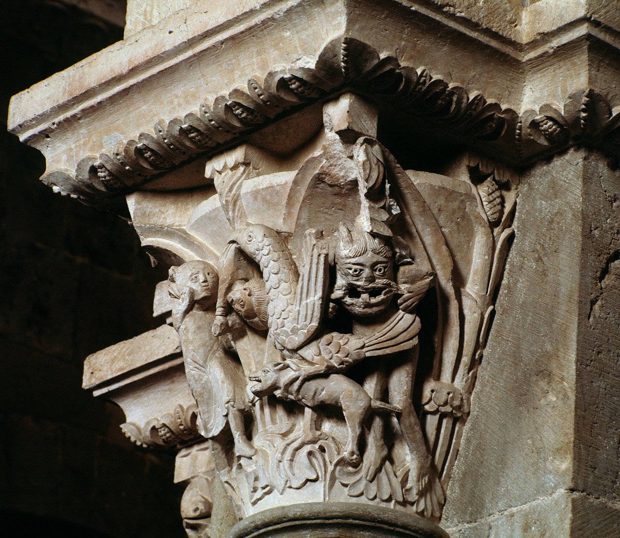 Rapto de Ganímedes (capitel esculpido) de Romanesque
