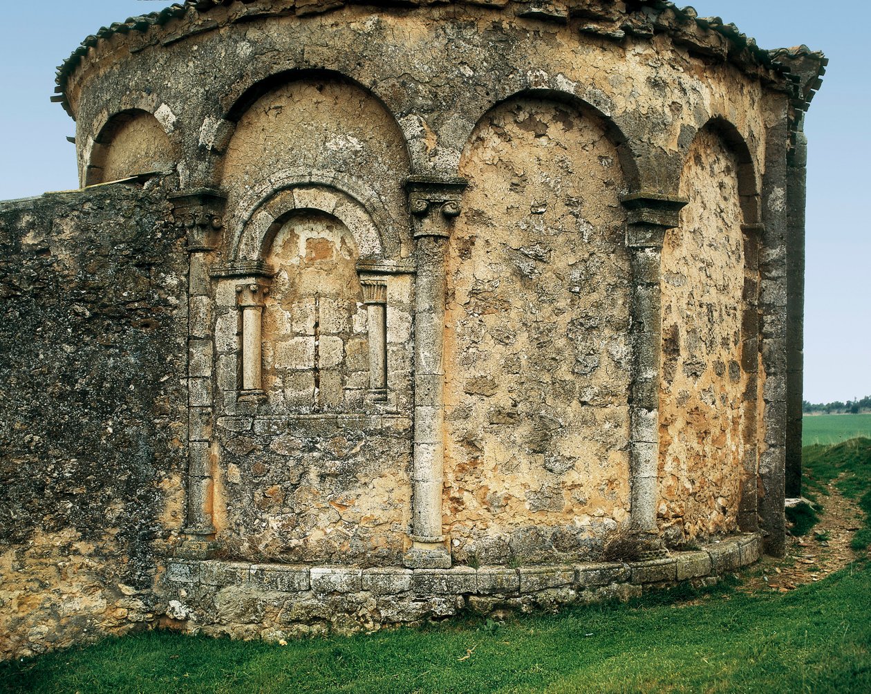 Ábside visto desde el exterior, Iglesia de San Miguel en Valdenebro, Soria, Castilla y León, España, finales del siglo XII - principios del siglo XIII de Romanesque