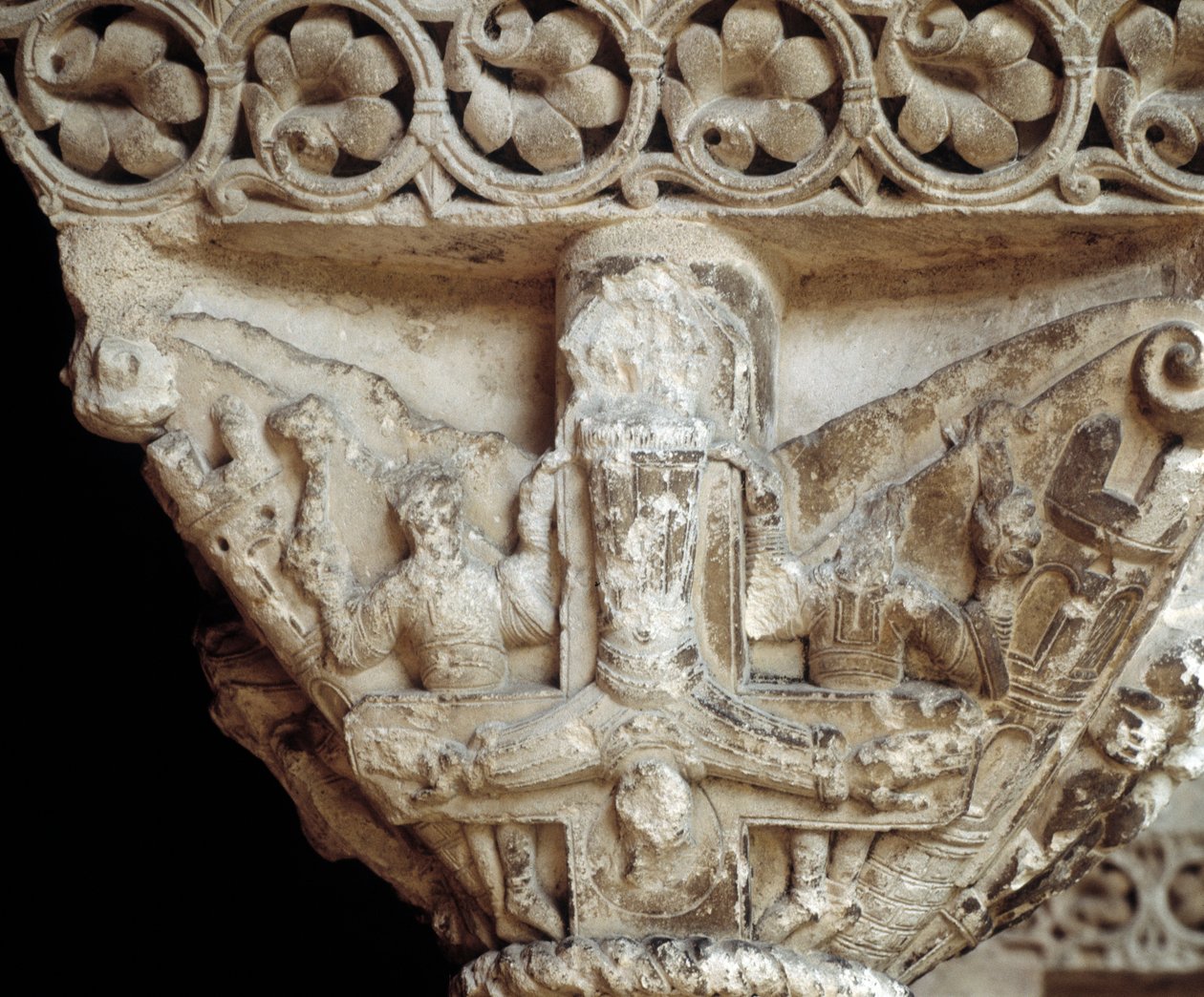 Capitel representando a San Pedro en su cruz (escultura) de Romanesque