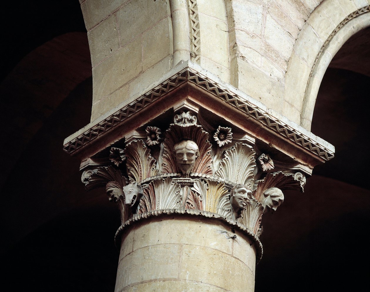 Capitel tallado de Romanesque