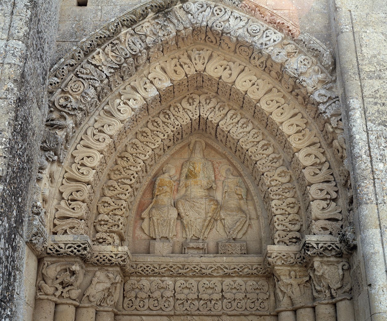 Cristo en gloria entre San Pablo y San Pedro, portal falso (escultura) de Romanesque