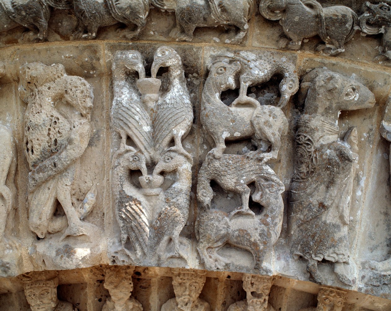 Detalle de esculturas del portal sur de Romanesque