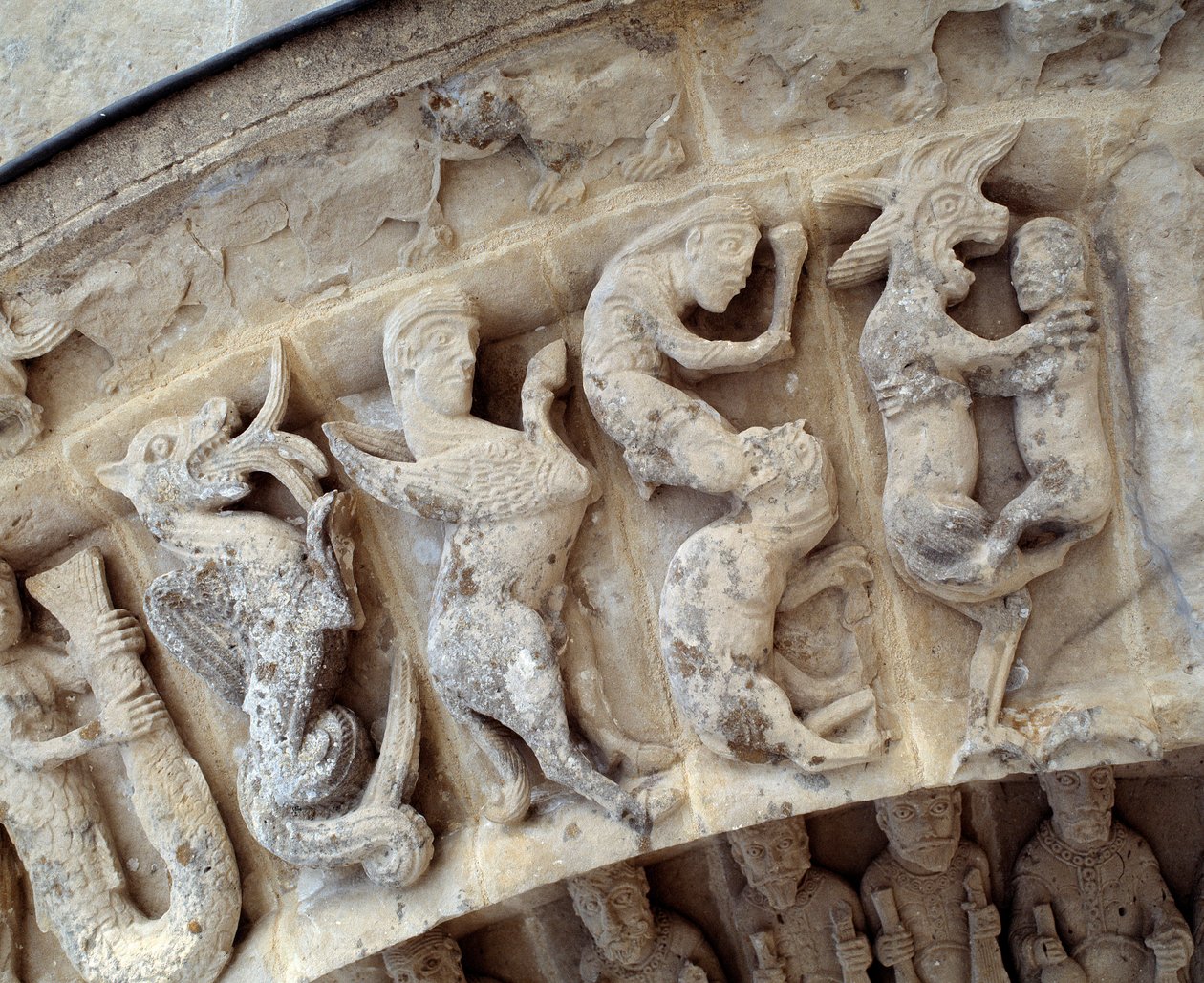 Detalle de esculturas del portal sur de Romanesque