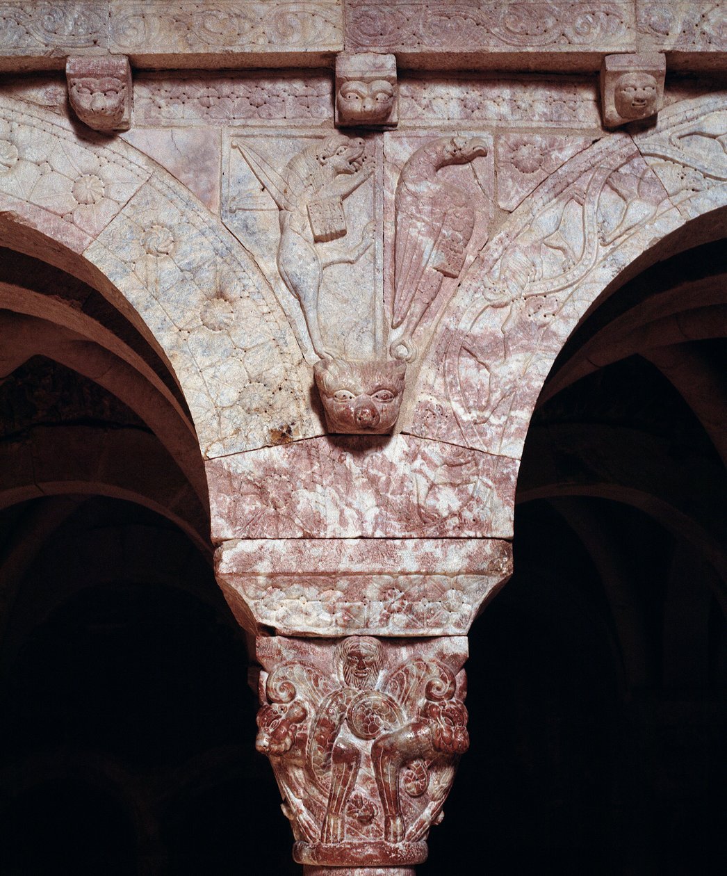 (detalle) de símbolos de los evangelistas Juan y Marcos, tallados en la tribuna del Priorato de Romanesque